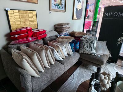 de nombreux coussins sur le canapé du salon