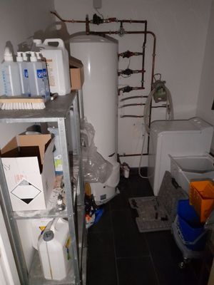 une photo d'une salle de bains avec un chauffe-eau à l'intérieur