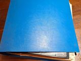 un dossier bleu posé sur une table en bois