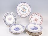 plusieurs assiettes sont empilées sur une surface blanche