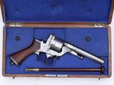 un revolver en argent dans un étui en bois muni d'une poignée en bois