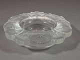 un bol en verre transparent orné d'un motif floral