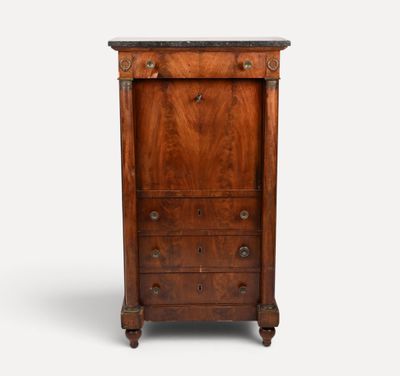 une commode ancienne en noyer avec un plateau en marbre