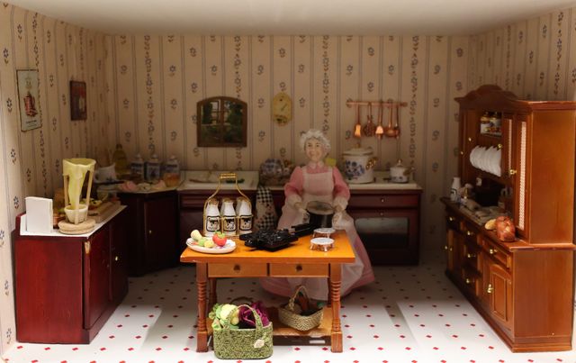 Diorama. Composition miniature, dans une vitrine en bois, vitre e...