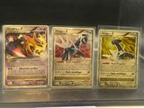 trois types différents de cartes Pokémon exposées dans une vitrine