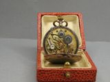 une petite boîte rouge contenant une montre