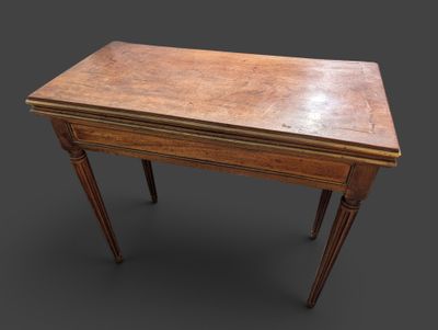 une vieille table en bois surmontée d'un tiroir