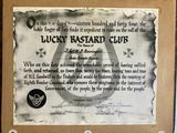 une plaque sur laquelle figure l'image d'un « Lucky Bastard Club »