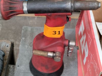 Pince à riveter pneumatique - Photo 1