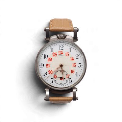gros plan d'une montre sur une surface blanche