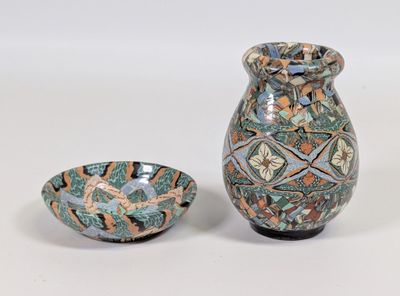 un petit vase et un petit bol posés l'un à côté de l'autre