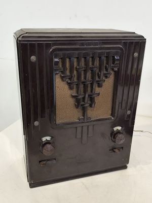 une vieille radio posée sur une table
