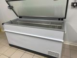 un congélateur posé dans un coin de la pièce