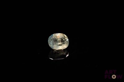 gros plan d'un diamant blanc sur une surface noire