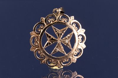 un gros plan d'un pendentif en or orné d'une étoile