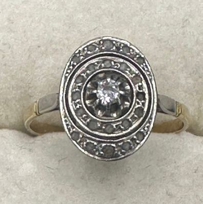 l'image d'une bague ornée d'un diamant