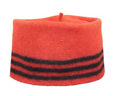 un chapeau orange avec des rayures noires sur fond blanc
