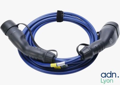 un gros plan d'un câble électrique branché à un chargeur