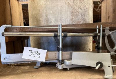 une machine posée sur une table, avec une étiquette de prix