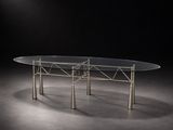 une table ovale en verre avec des pieds en métal et un plateau en verre