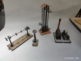 quatre types de machines différents exposés sur une table