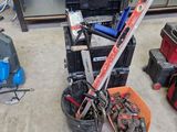 un tas d'outils posés par terre dans un garage