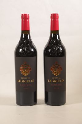 deux bouteilles de vin rouge posées l'une à côté de l'autre sur une table