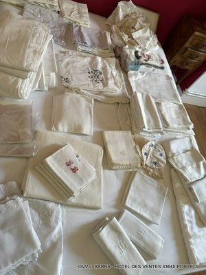 une table sur laquelle sont disposées de nombreuses serviettes blanches