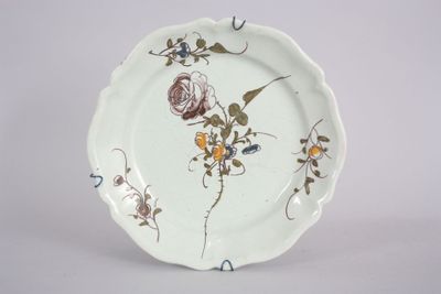 une assiette blanche avec un motif floral