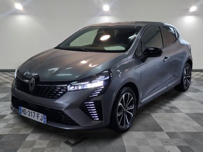 la voiture grise est garée sur un sol en damier dans le garage