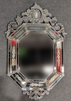 un miroir posé sur une table