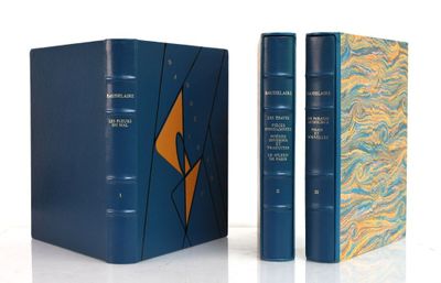 Deux livres sont posés l'un à côté de l'autre sur une surface blanche