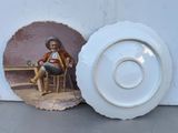 une assiette sur laquelle est représenté un homme assis sur une chaise, à côté d'une assiette sur laquelle est représenté un homme assis sur une chaise