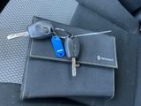 une clé de voiture et un porte-clés de voiture sur la banquette arrière d'une voiture