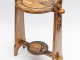 une petite table en bois sur laquelle est posée une assiette