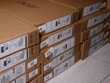 plusieurs cartons empilés les uns sur les autres sur un sol carrelé