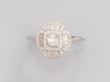 une bague en diamant et en or blanc sertie de diamants taille baguette