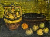 une peinture à l'huile représentant un pichet et une corbeille de fruits posés sur une table