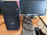 un ordinateur de bureau posé sur une table avec un clavier et un écran