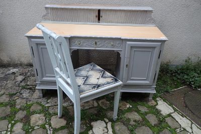 Ensemble en bois sculpté relaqué gris clair comprenant un bu…