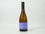 une bouteille de vin posée sur une table