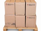 plusieurs cartons empilés sur une palette, sur fond blanc