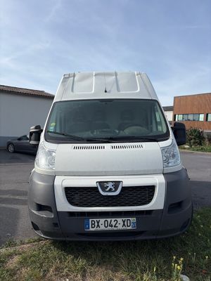 une photo d'une camionnette blanche garée sur un parking