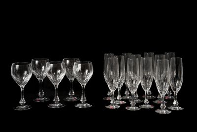 de nombreux verres à vin vides alignés sur une surface noire