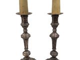 paire de bougeoirs anciens en argent, avec une bougie de chaque côté