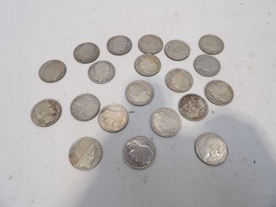beaucoup de pièces qui sont sur la table