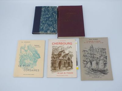 plusieurs livres sont alignés sur une table à fond blanc