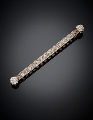 une broche Art déco en forme de barre de diamants