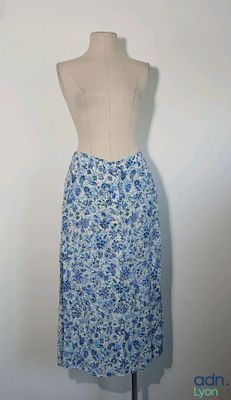 jupe à motifs floraux bleus et blancs posée sur un mannequin
