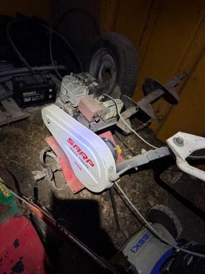 une photo d'une moto posée sur une table